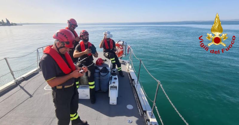immagine di esercitazione vigili del fuoco dispersi in acqua lago di garda