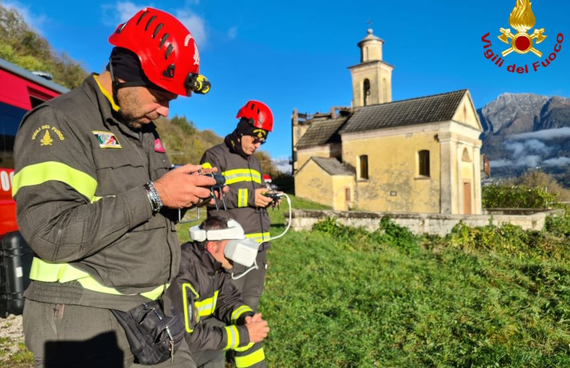 nucleo sapr vigili del fuoco col drone che cerca il pompiere disperso nel bellunese