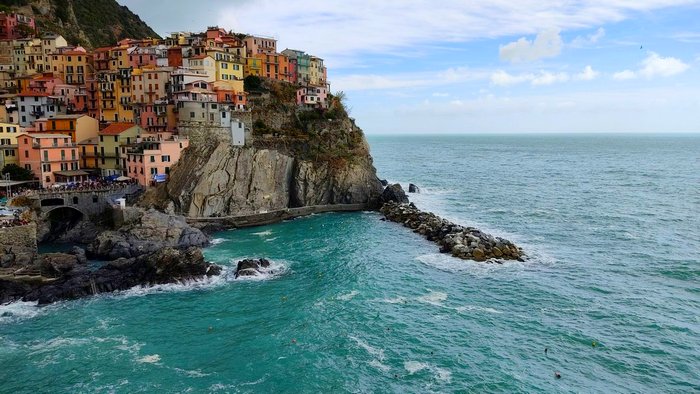 immagine di cinque terre drone