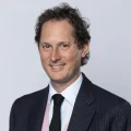 john elkann droni porta a porta violazione privacy