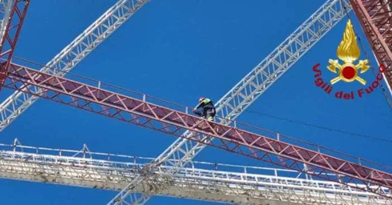 vigili del fuoco messina portano in salvo drone incastrato su pilone