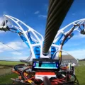 drone si aggancia e ricarica su linea elettrica alta tensione