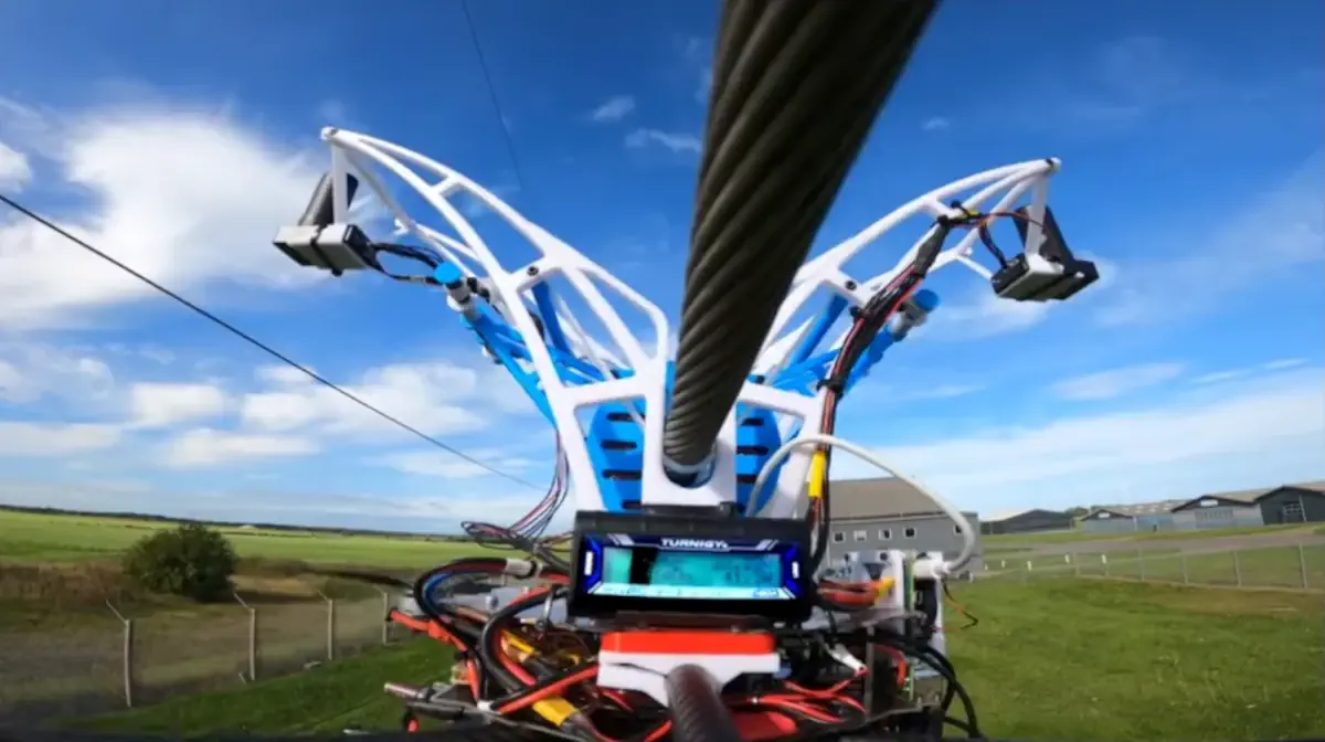 drone si aggancia e ricarica su linea elettrica alta tensione