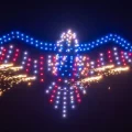 drone show con droni che lanciano fuochi d'artificio