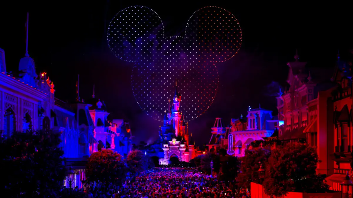 record drone show disneyland paris testa di topolino