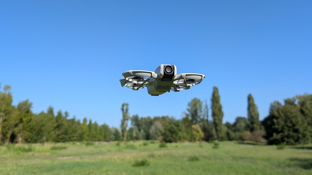 immagine di drone DJI NEO in volo