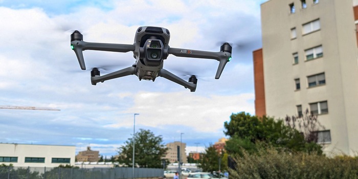dji-air-3s-in-volo-urbano