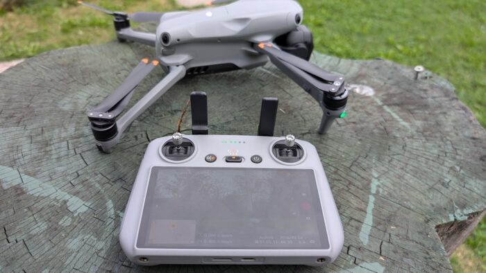 immagine di drone e controller air 3s