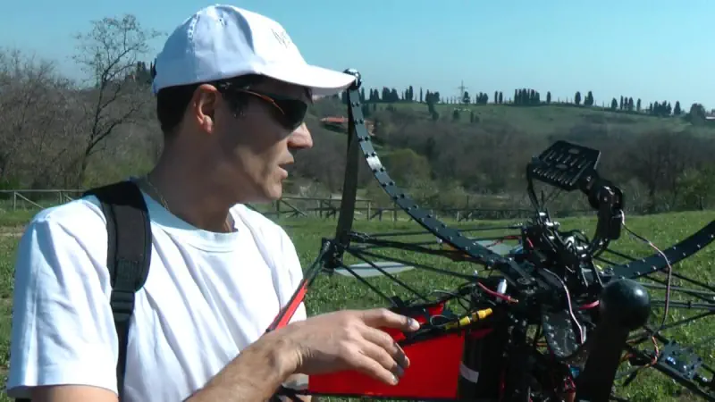 stefano orsi con un drone autocostruito nel 2011