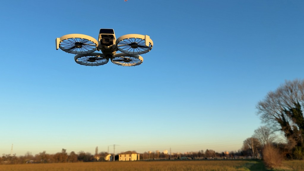 immagine di dji flip in volo gmb w