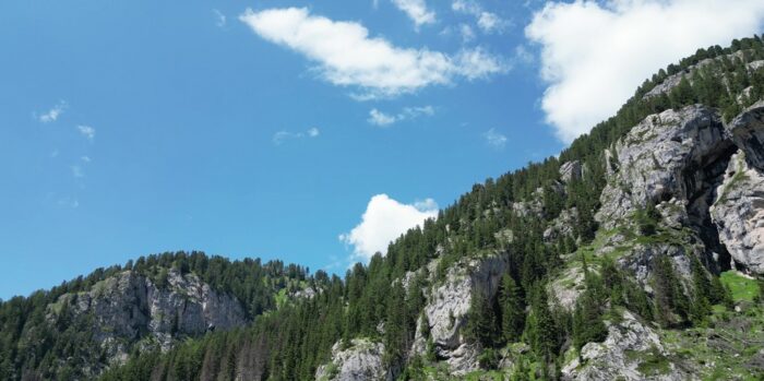 immagine di drone in montagna