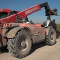 un drone vola su campo nel ravennate