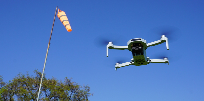 immagine di drone atom 2 in volo
