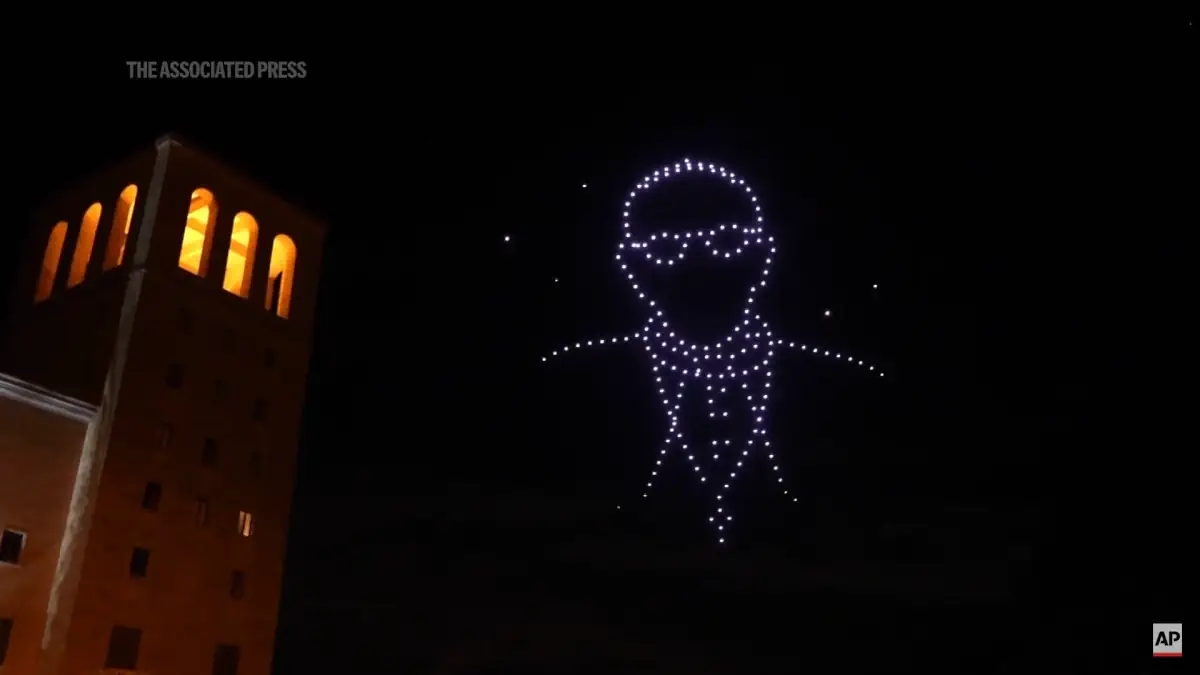 spettacolo luminoso droni papa francesco barcellona