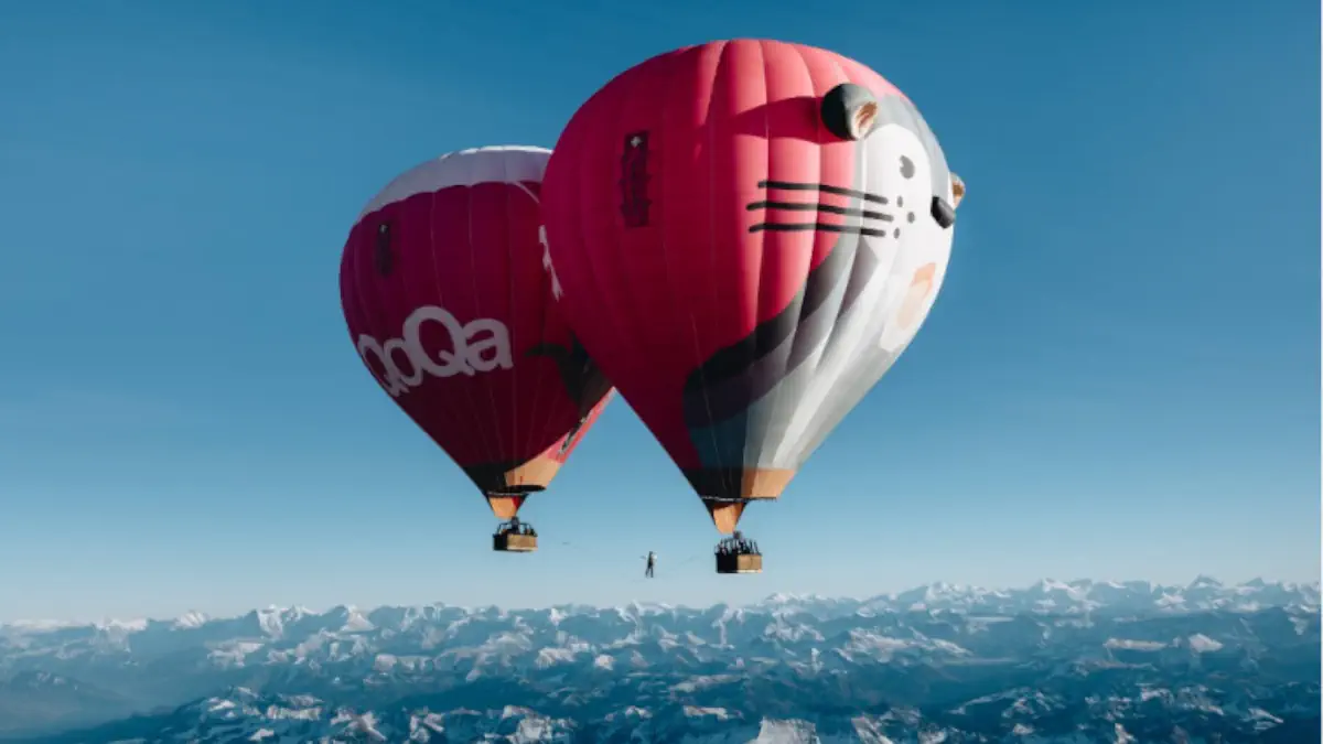 julien roux record cammina tra due mongolfiere