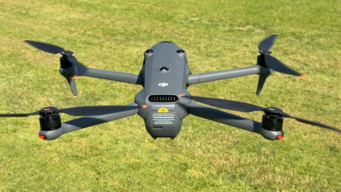 immagine di mavic 4 pro in volo dietro