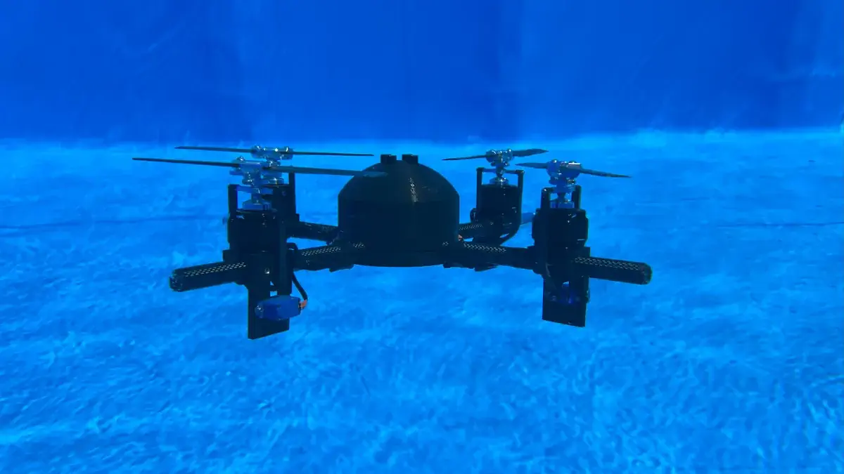 drone ibrido che vola e nuota sott'acqua università di aalborg