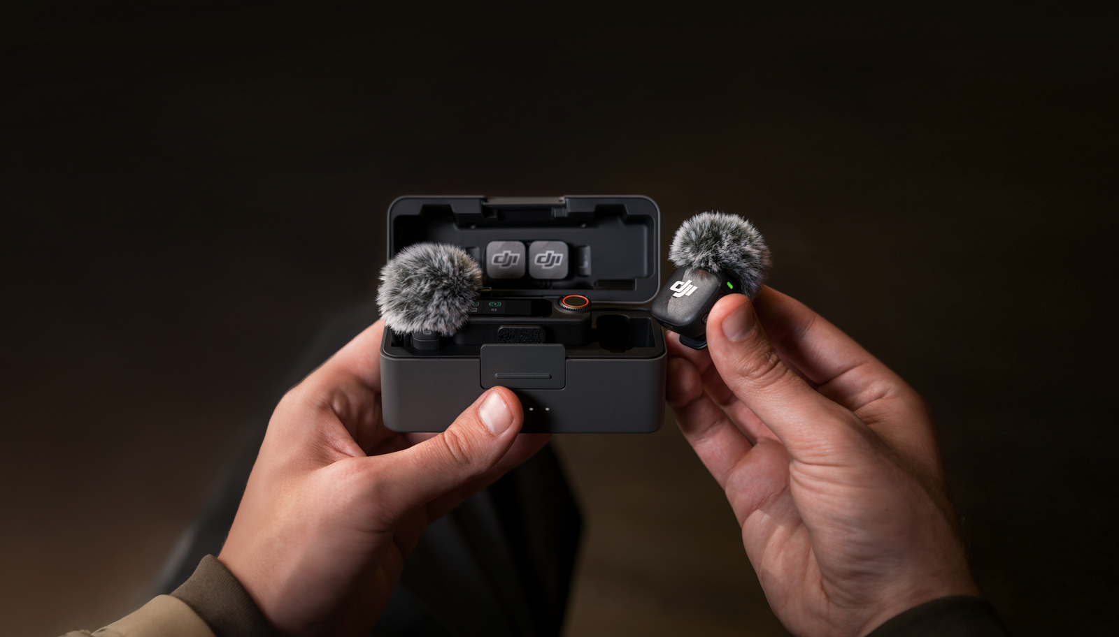 immagine di DJI Mic 3 2 TX 1 RX Charging Case Handheld
