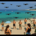immagine di Piloti di droni sulla spiaggia