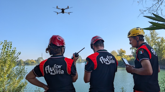 drone in volo per ricerca e soccorso
