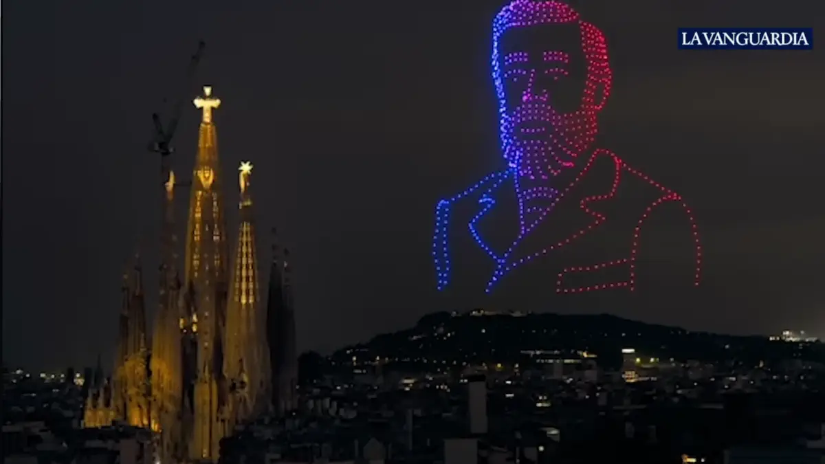 drone show barcellona gaudi anniversario della morte