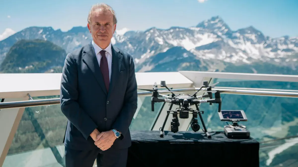 Vito Cozzoli, Amministratore Delegato di Autostrade dello Stato, osserva un drone impiegato nelle attività di monitoraggio delle infrastrutture durante la dimostrazione tecnologica sul Monte Bianco, nell'ambito della sperimentazione dedicata a sicurezza, prevenzione dei rischi e innovazione digitale.