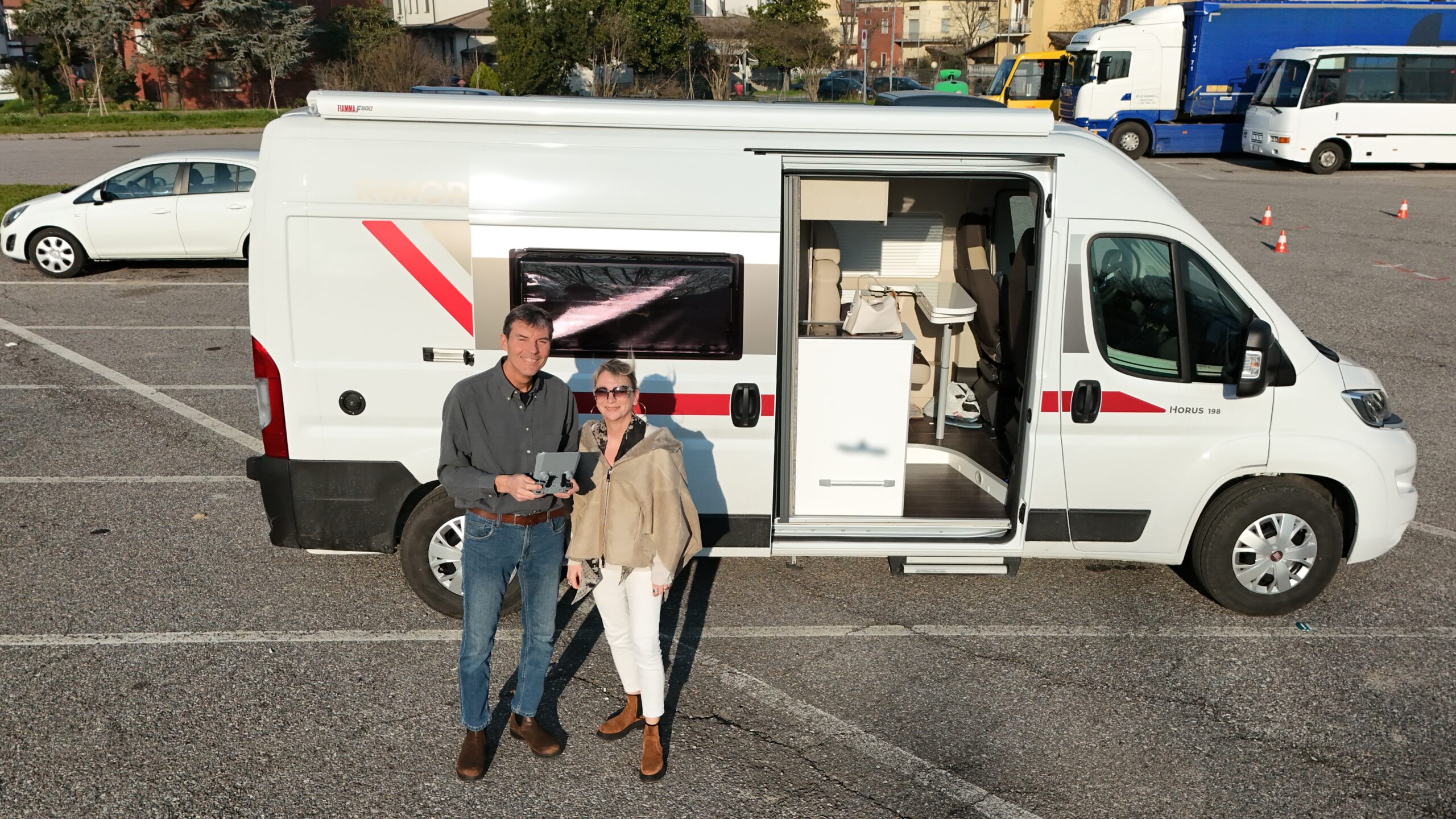 immagine di camper e drone scaled