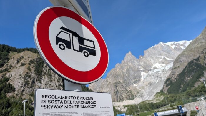 Cartelli di divieto di sosta per i camper