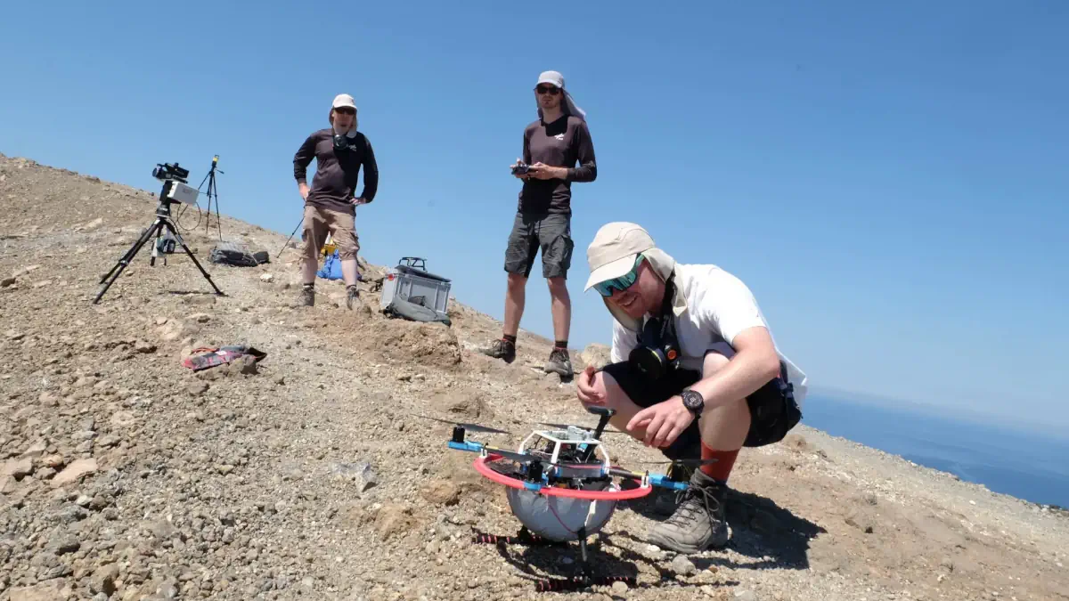 team ricercatori TUM drone analizza composizione gas eruzione vulcano attivo