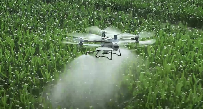 immagine di dji agras t100 spraying