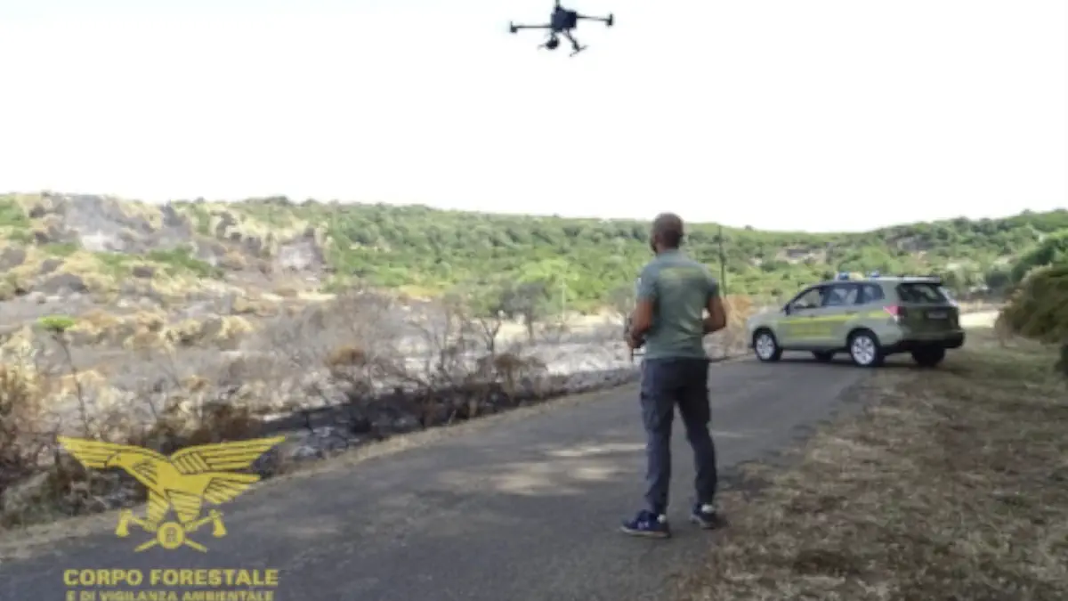 drone forestale sardegna scova abbruciamento illegale medio campidano 17 agosto 2026