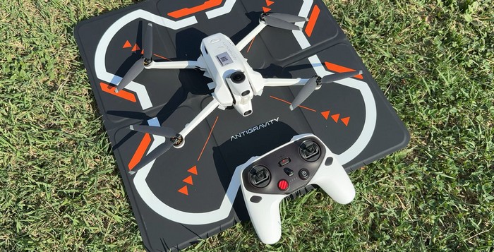 immagine di controller e drone a terra w